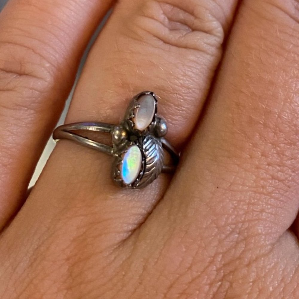 VINTAGE Multi-Stone Mother of Pearl Ring - Size 5